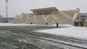 Официално: Снегът отложи 