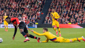 Пике се контузи при просташки опит да скъса фланелката на Иняки Уилямс (ВИДЕО)