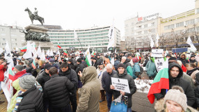 Протест срещу зеления сертификат пред парламента 