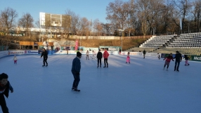 Карането на кънки е безплатно на ледена пързалка 