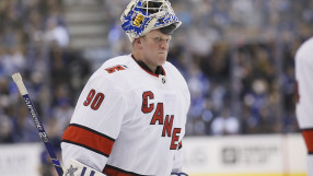 На вратата е... човекът, който полира леда (ВИДЕО)