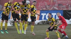 Късен гол донесе първа точка за 