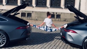 И по дънки: Катрин Тасева впечатли с шпагат между две коли (ВИДЕО)