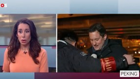 Охранител нападна журналист по време на живо предаване от Пекин (ВИДЕО)