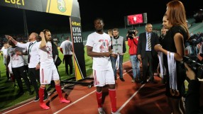 Вдъхновен от феновете, Бисмарк Чарлс пусна на търг медала си от Купата на България (ВИДЕО) 