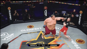 Русия шокира с ММА бой между жена и 200-килограмов мъж (ВИДЕО)