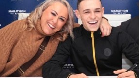 Майката на Фил Фоудън в жестоко сбиване с фенове (ВИДЕО)