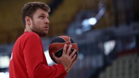 Протекъл покрив спря Везенков и компания