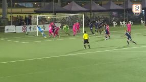 Вратар вкара уникален гол и спаси отбора си от загуба (ВИДЕО)