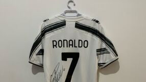 Роналдо дари фланелка за пострадалите от земетресението