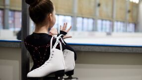 Треньор по фигурно пързаляне е заподозрян в сексуален тормоз над 12-годишна