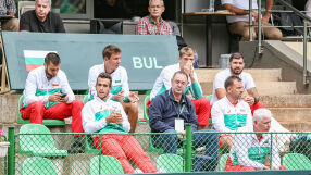 България срещу отбора на световния №50 за Купа Дейвис