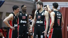 Ограбиха двама съотборници на Везенков