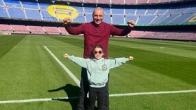 Стоичков показа Камп Ноу на внучката Миа