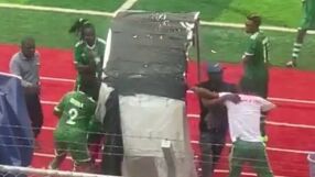 Футболистки биха съдия заради дузпа (ВИДЕО)