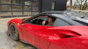 Youtube звезда потроши Ферари в планината за гледания (ВИДЕО)