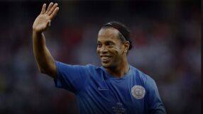 Роналдиньо ще рита със звезди и легенди (ВИДЕО) 