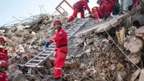 Мартин Петров и деца помагат на пострадалите в Турция и Сирия (ВИДЕО)