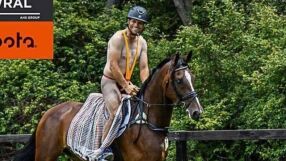 Скандал: Олимпийски медалист яхна кон по еротичен бански (ВИДЕО)