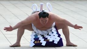 Биеше ни по тестисите: Грозен скандал в сумото