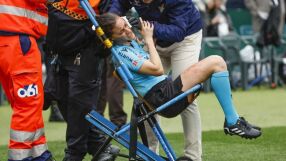 Кръв на терена: Камера повали съдийка 