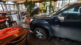 Пикап влетя в пловдивски ресторант, блъсна жена, която обядва