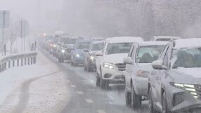 Обилен снеговалеж в цялата страна: Над 500 снегорина са почистват пътищата