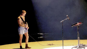 Джъстин Бийбър пя полугол на наградите 