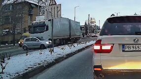 Камион "влачи" кола на оживен булевард в Пловдив (ВИДЕО)
