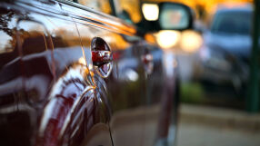 Тази страна забранява скритите дръжки на автомобилните врати