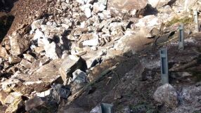 Паднала скална маса затвори пътя Велинград - Сърница