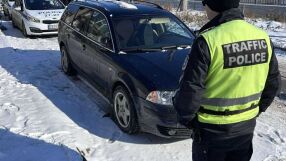 15-годишен открадна кола с включен двигател пред магазин в Нови пазар