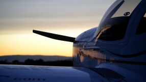 Малък самолет се разби до магистрала 