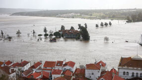 Леден дъжд, наводнения, евакуация: Зимата предизвика проблеми в различни части на Европа