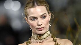 Марго Роби шокира: Носи косите на Емили Бронте като аксесоар! (СНИМКИ)