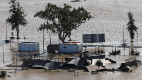 „Останаха ми само дрехте на гърба ми“: Хиляди евакуирани заради мощните бури в Испания и Португалия