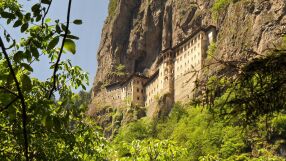 На 1700 км от София: Древен манастир виси от скала