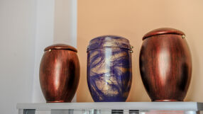 Измама с кремации: Погребална агенция скри 189 тела в сграда и раздаде урни с фалшива пепел