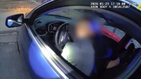 Арестуваха пиян шофьор с празни бутилки от алкохол и три деца в багажника (ВИДЕО)