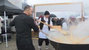 Празникът на сланината и греяната ракия в Априлци събира 40 хиляди души