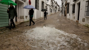 Нови опасности за Испания и Португалия, след като бурятa уби двама души (СНИМКИ)