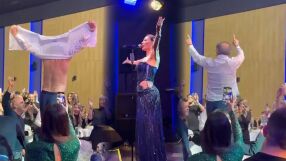 Футболен бос трябва да лежи в затвора, но къса ризи на концерт на Цеца (ВИДЕО)