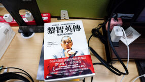 Бившият медиен магнат Джими Лай получи присъда от 20 г. затвор