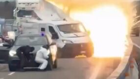 Като на филм: Мними полицаи взривиха и ограбиха брониран микробус (ВИДЕО)
