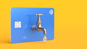 Когато парите свършат преди заплатата: Помага ли овърдрафтът?