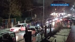 Транспортен хаос пред училище в Пловдив: Училищен бус блъснал родител на тротоара 