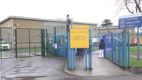 13-годишно момче опитa да убие две деца в училище в Лондон