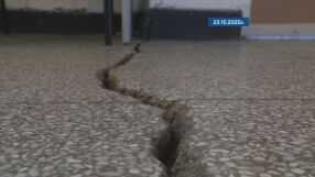 Ученици от 93. СУ учат в столовата над два месеца заради пукнатини по сградата