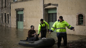 „Никога не съм виждала нещо подобно“: Буря удари Франция, стотици хиляди са без ток (ВИДЕО)