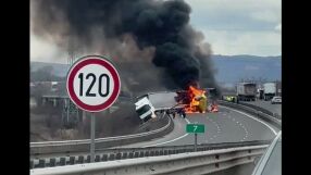 Тежка катастрофа на два камиона до София. Единият водач е починал